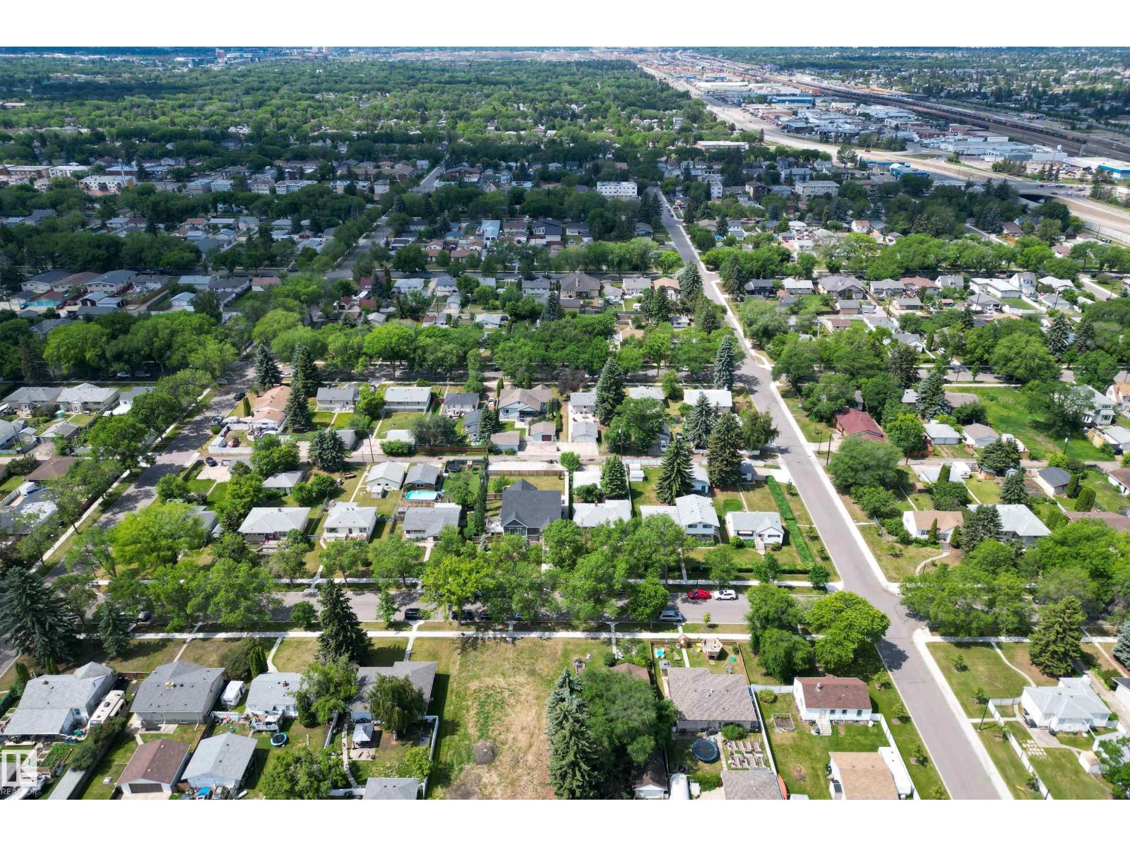 Photo 18 of 12329 31 33 77 St Nw, Edmonton AB