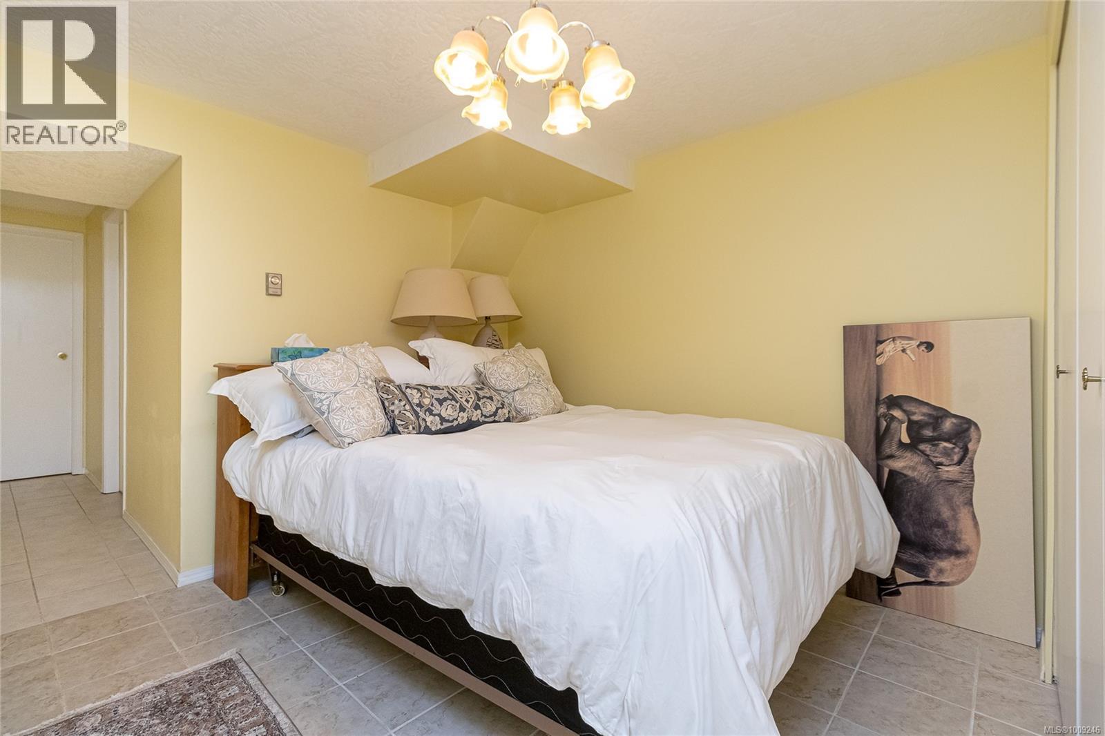 Photo 10 of 5182 Santa Clara Ave, Saanich BC