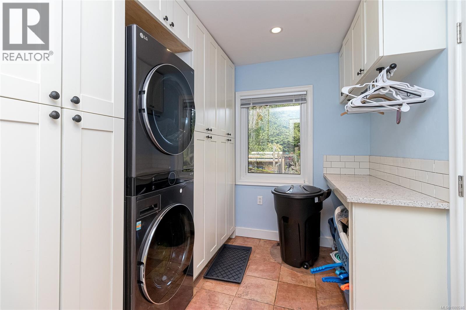 Photo 7 of 5182 Santa Clara Ave, Saanich BC