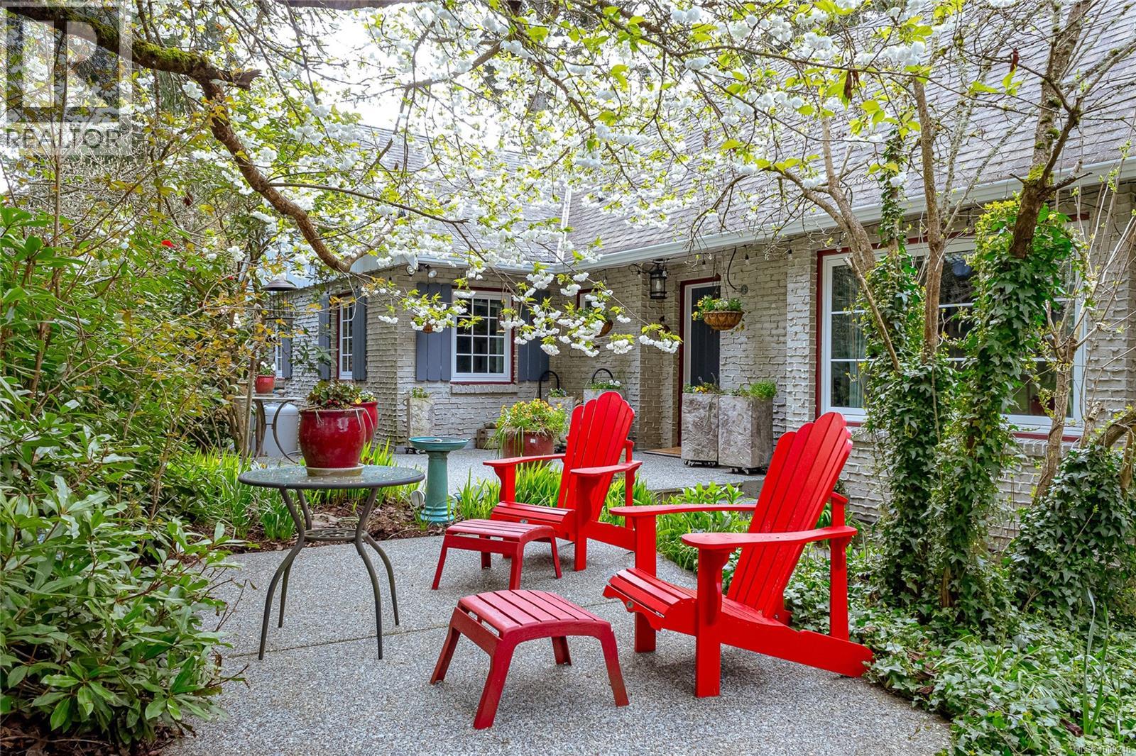 Photo 25 of 5182 Santa Clara Ave, Saanich BC