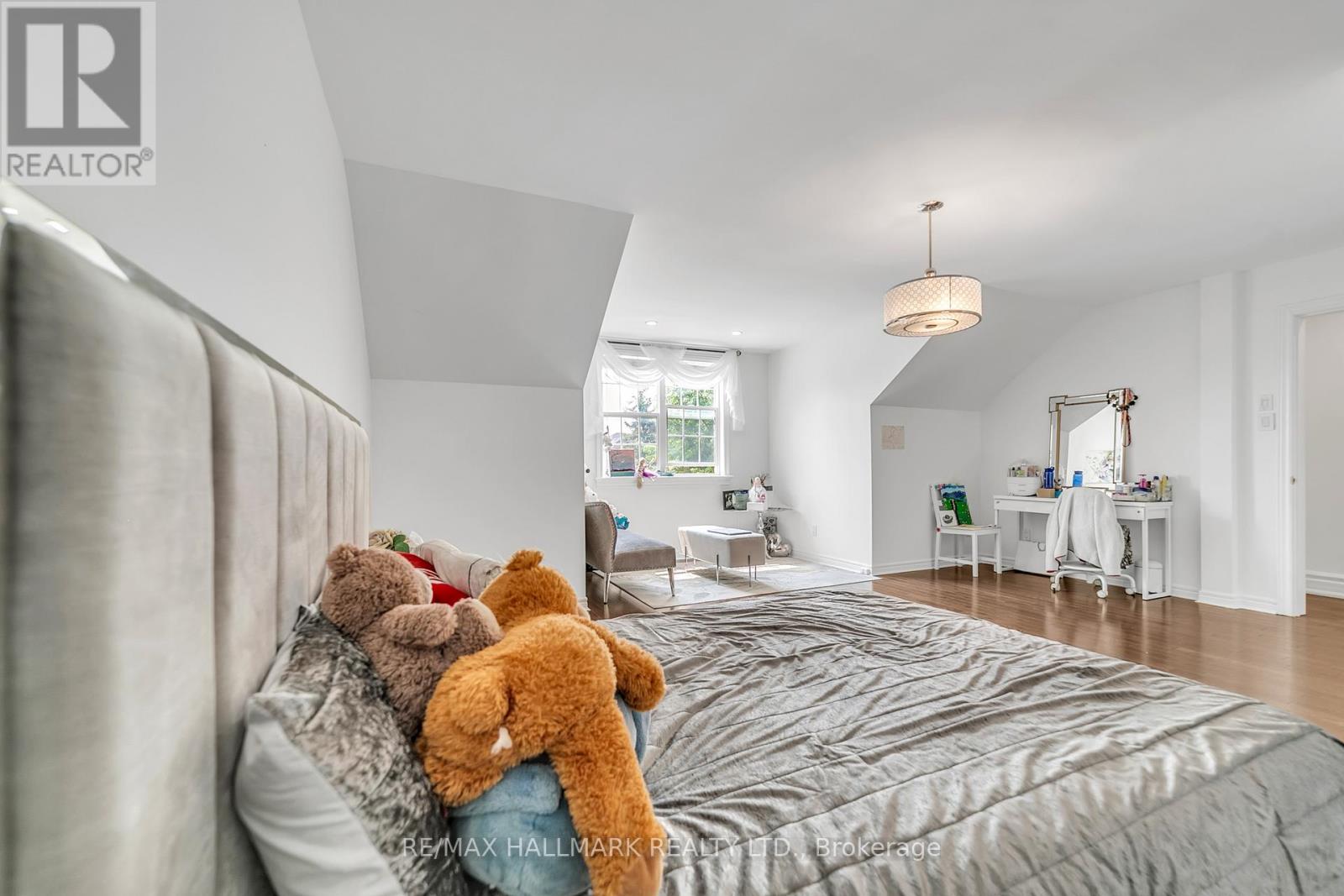 Photo 18 of 384 Kennedy Street W, Aurora ON