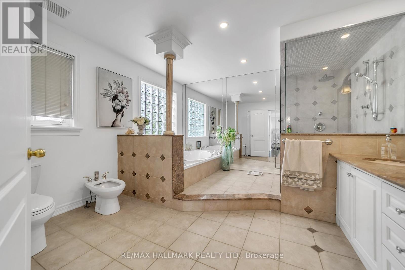Photo 15 of 384 Kennedy Street W, Aurora ON