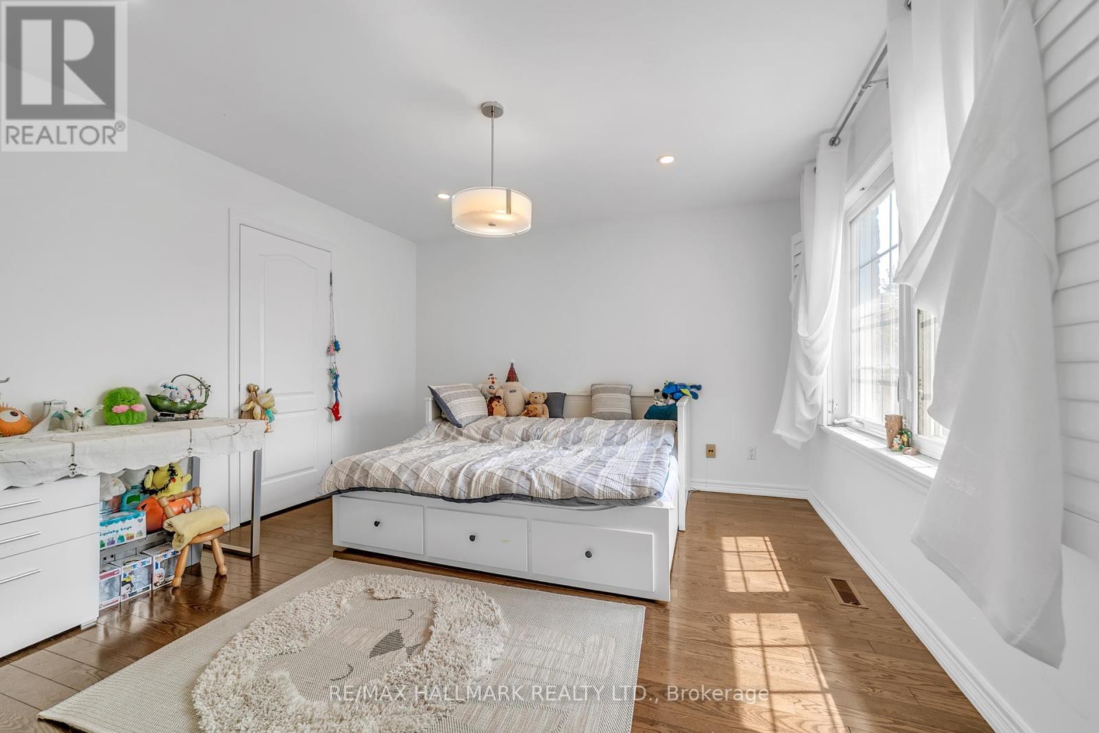 Photo 8 of 384 Kennedy Street W, Aurora ON