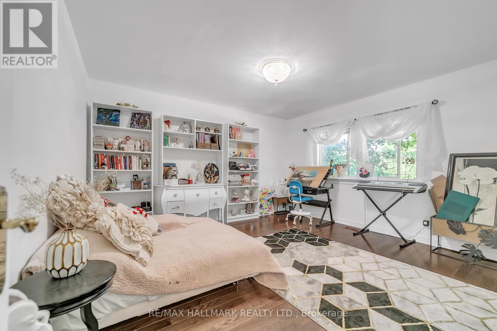 Photo 7 of 384 Kennedy Street W, Aurora ON