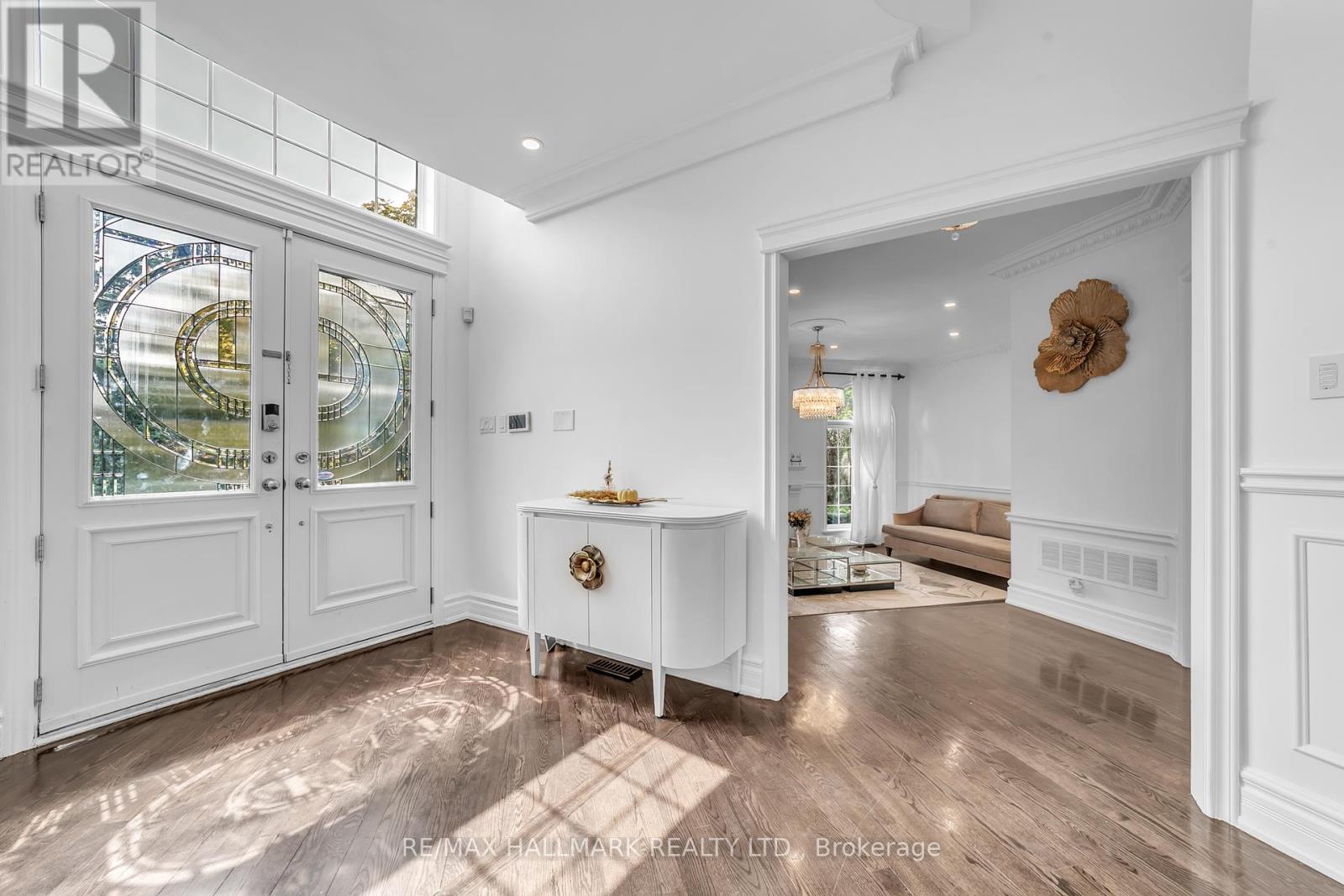Photo 2 of 384 Kennedy Street W, Aurora ON