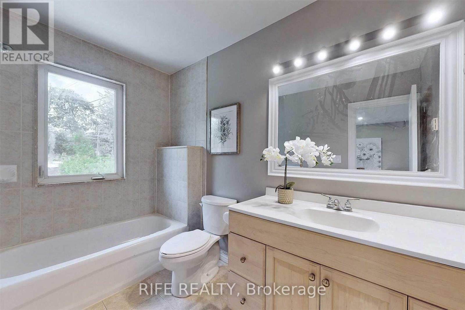 Photo 29 of 41 Connor Drive, Whitchurchstouffville ON