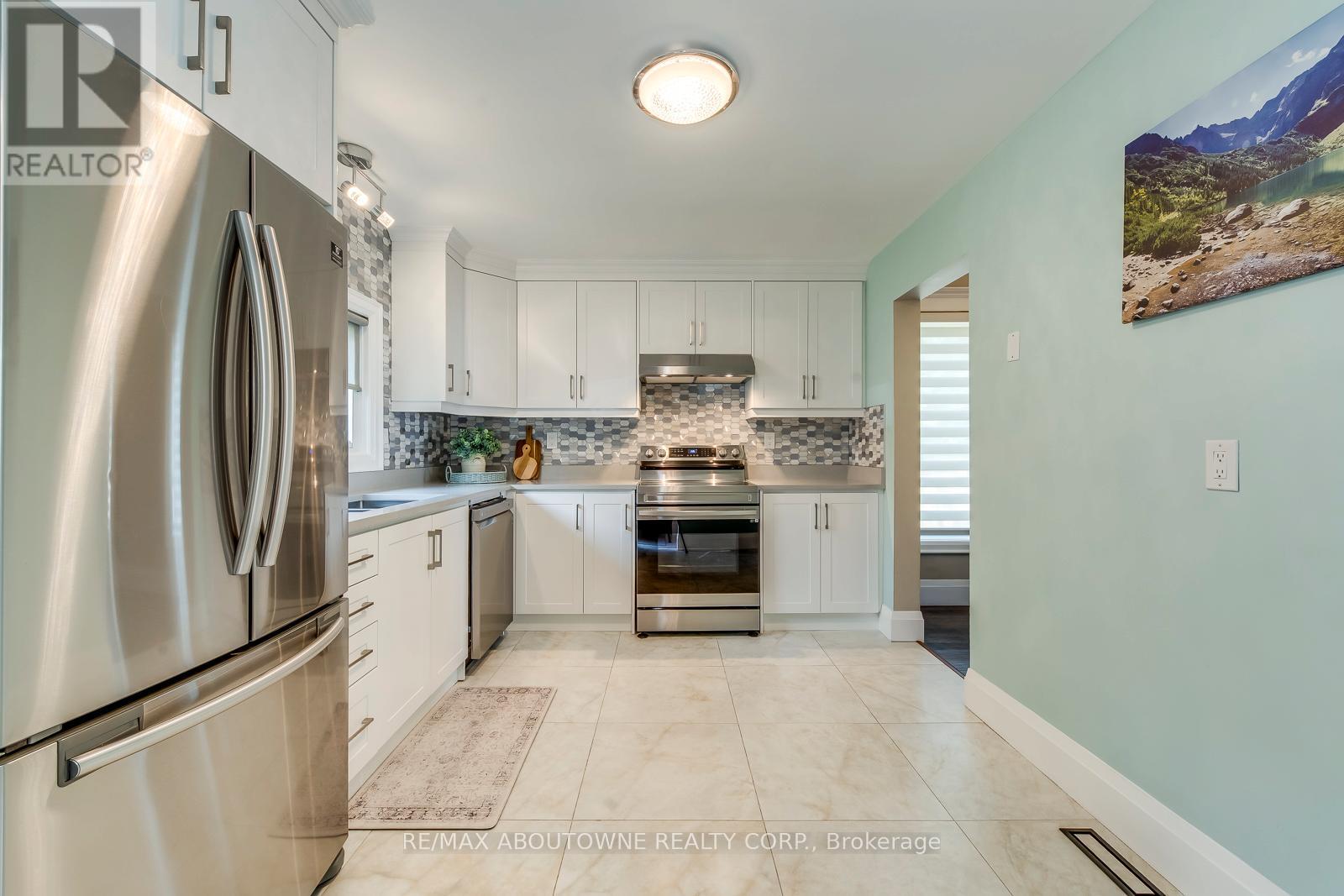 Photo 37 of 2362 Sinclair Circle, Burlington ON