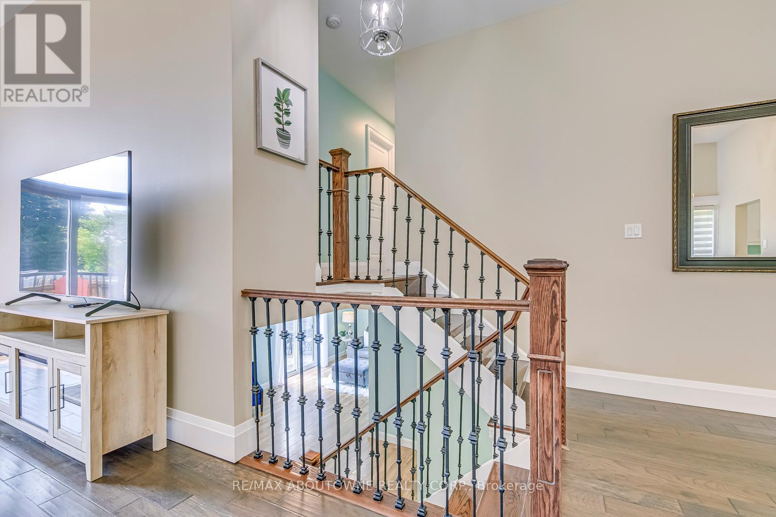 Photo 6 of 2362 Sinclair Circle, Burlington ON