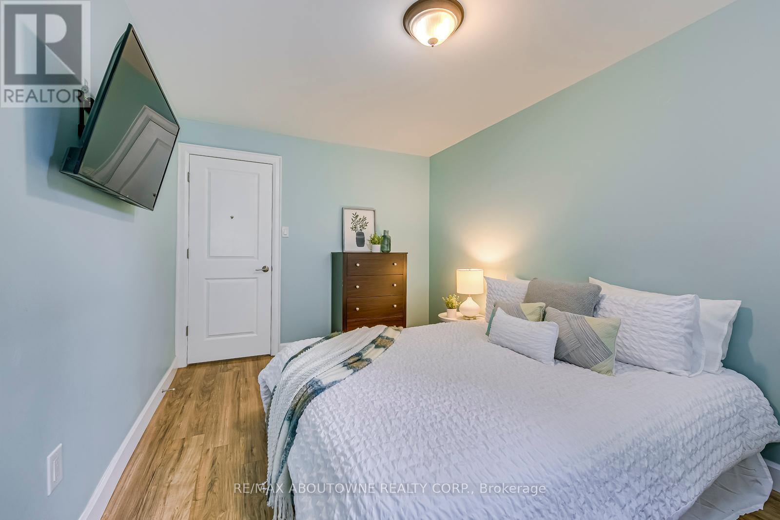 Photo 45 of 2362 Sinclair Circle, Burlington ON