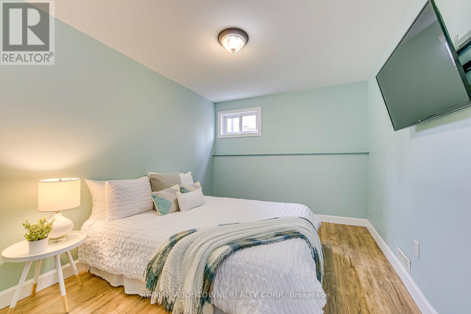 Photo 13 of 2362 Sinclair Circle, Burlington ON