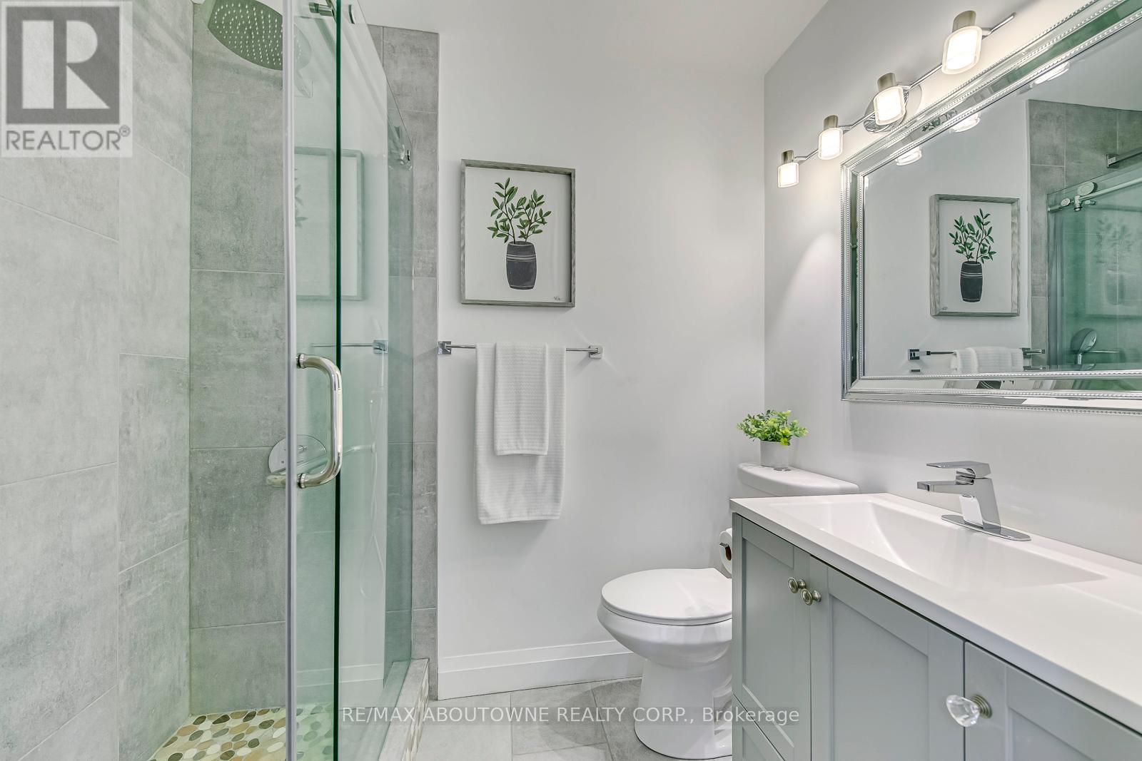 Photo 11 of 2362 Sinclair Circle, Burlington ON