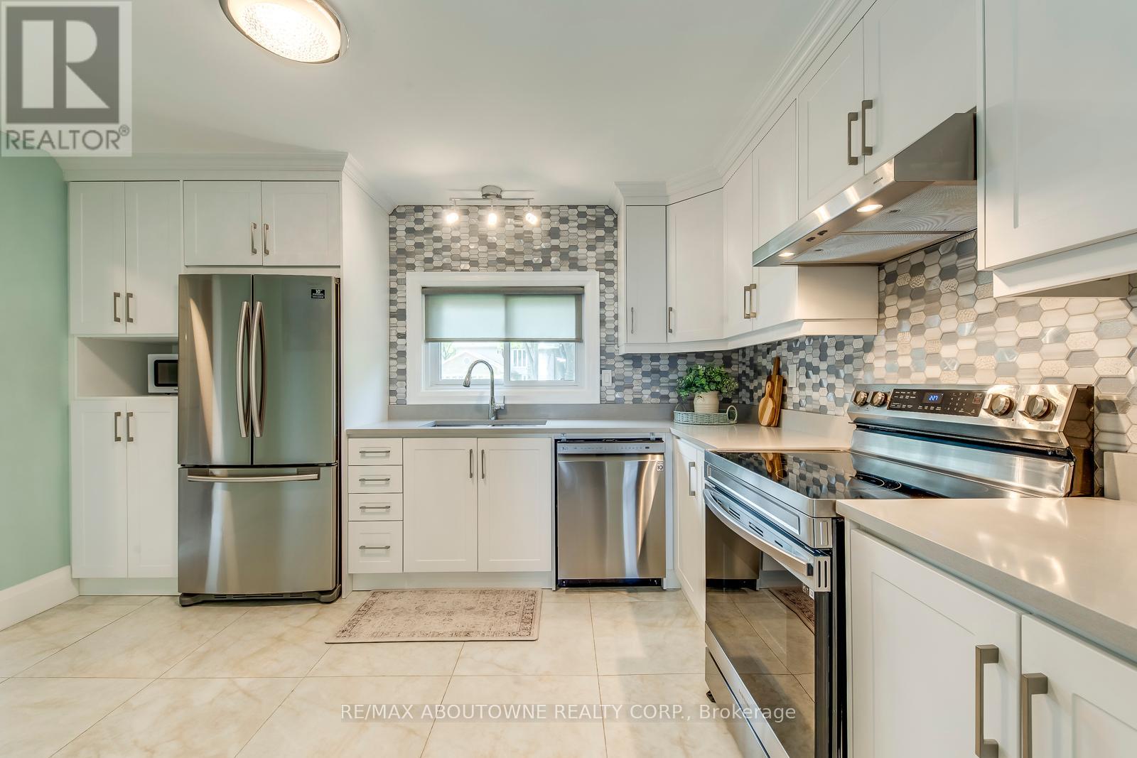 Photo 28 of 2362 Sinclair Circle, Burlington ON