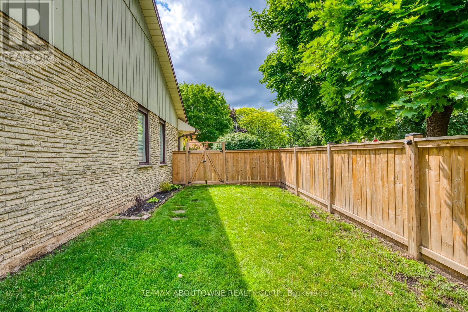 Photo 43 of 2362 Sinclair Circle, Burlington ON