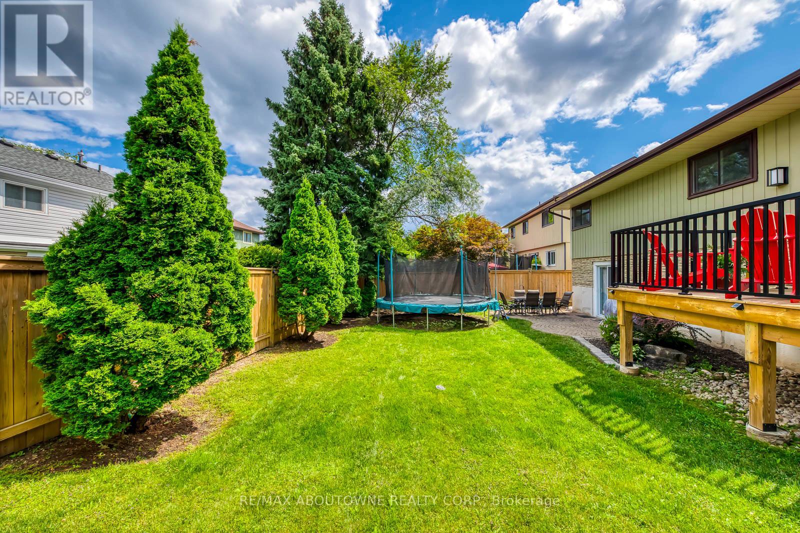 Photo 40 of 2362 Sinclair Circle, Burlington ON