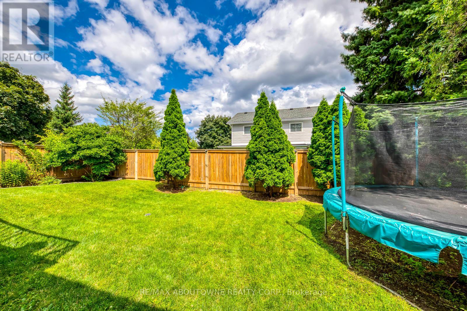 Photo 14 of 2362 Sinclair Circle, Burlington ON