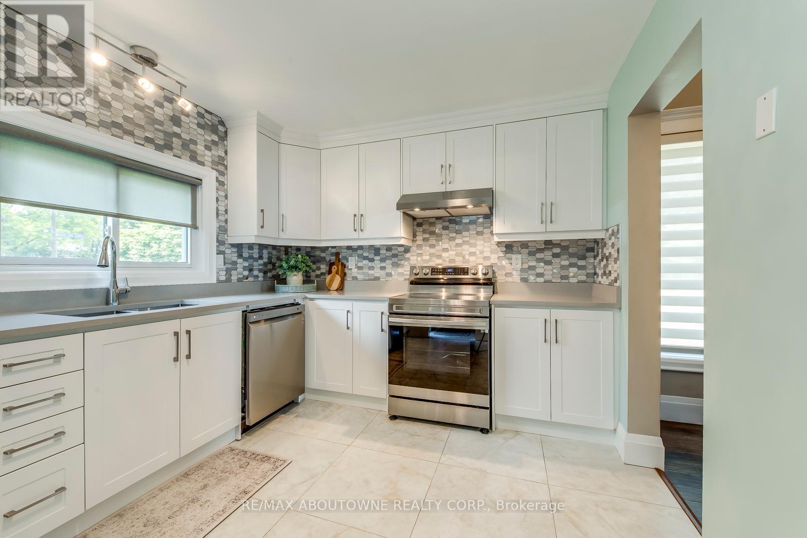 Photo 18 of 2362 Sinclair Circle, Burlington ON
