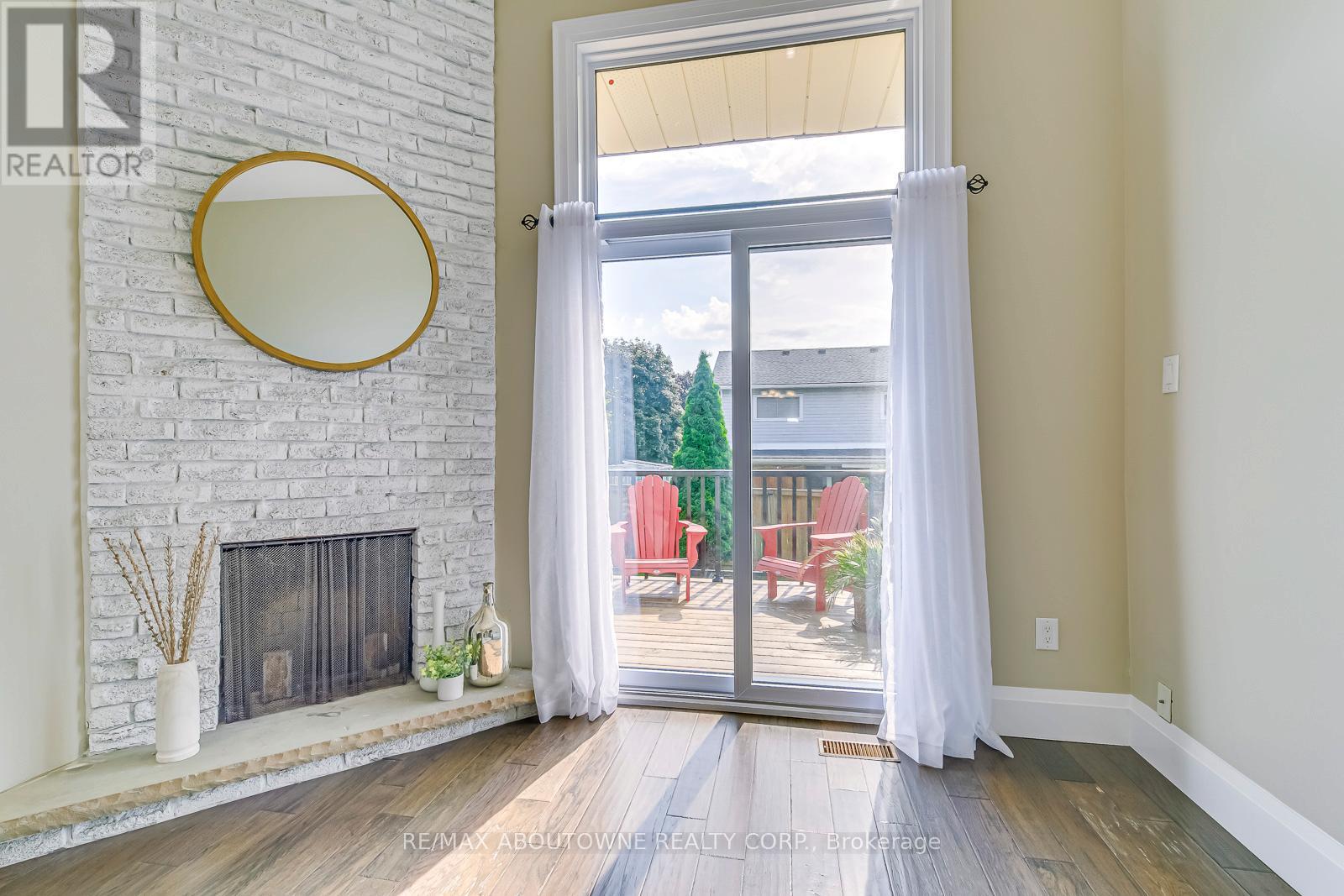 Photo 12 of 2362 Sinclair Circle, Burlington ON