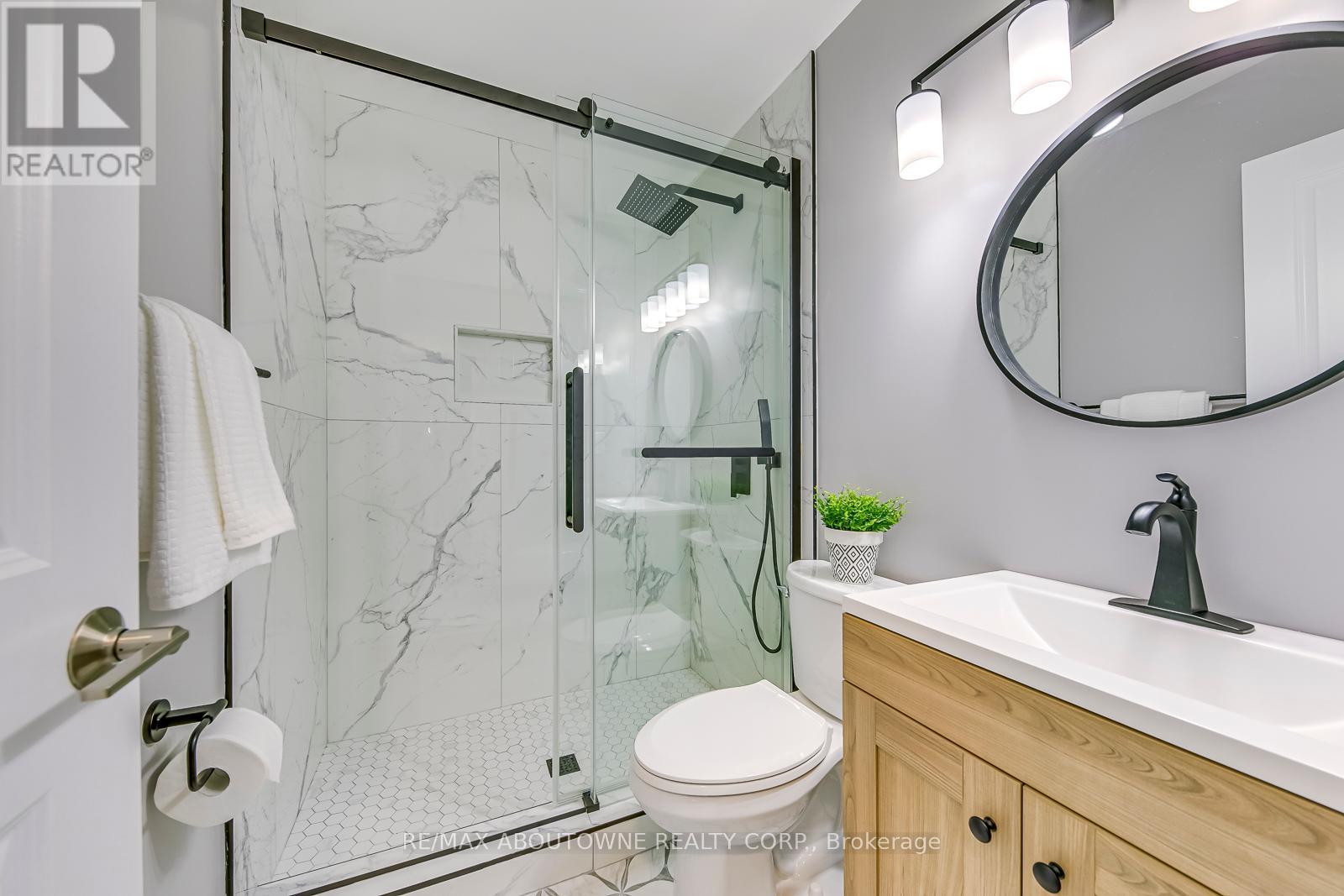Photo 3 of 2362 Sinclair Circle, Burlington ON