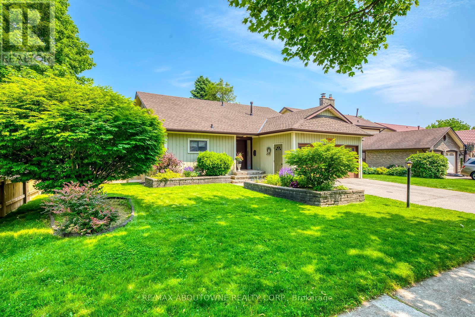 Photo 5 of 2362 Sinclair Circle, Burlington ON