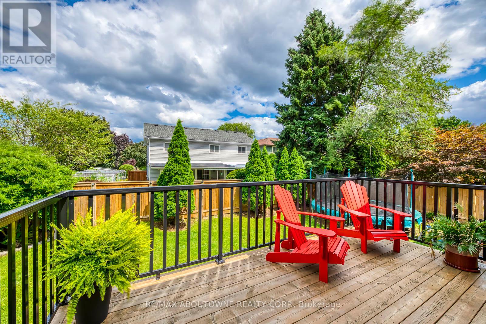 Photo 2 of 2362 Sinclair Circle, Burlington ON
