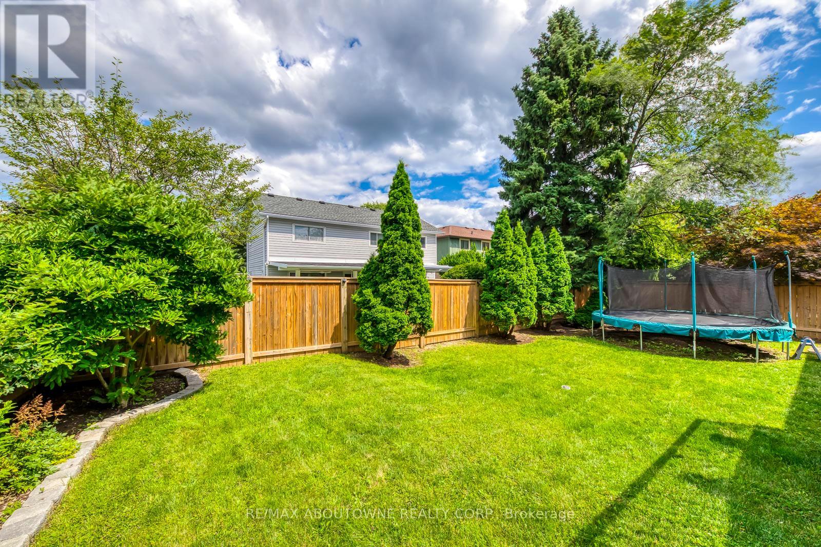 Photo 39 of 2362 Sinclair Circle, Burlington ON