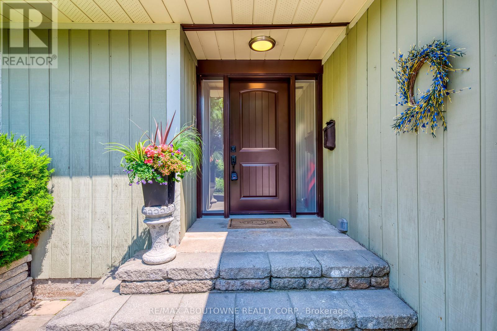 Photo 32 of 2362 Sinclair Circle, Burlington ON