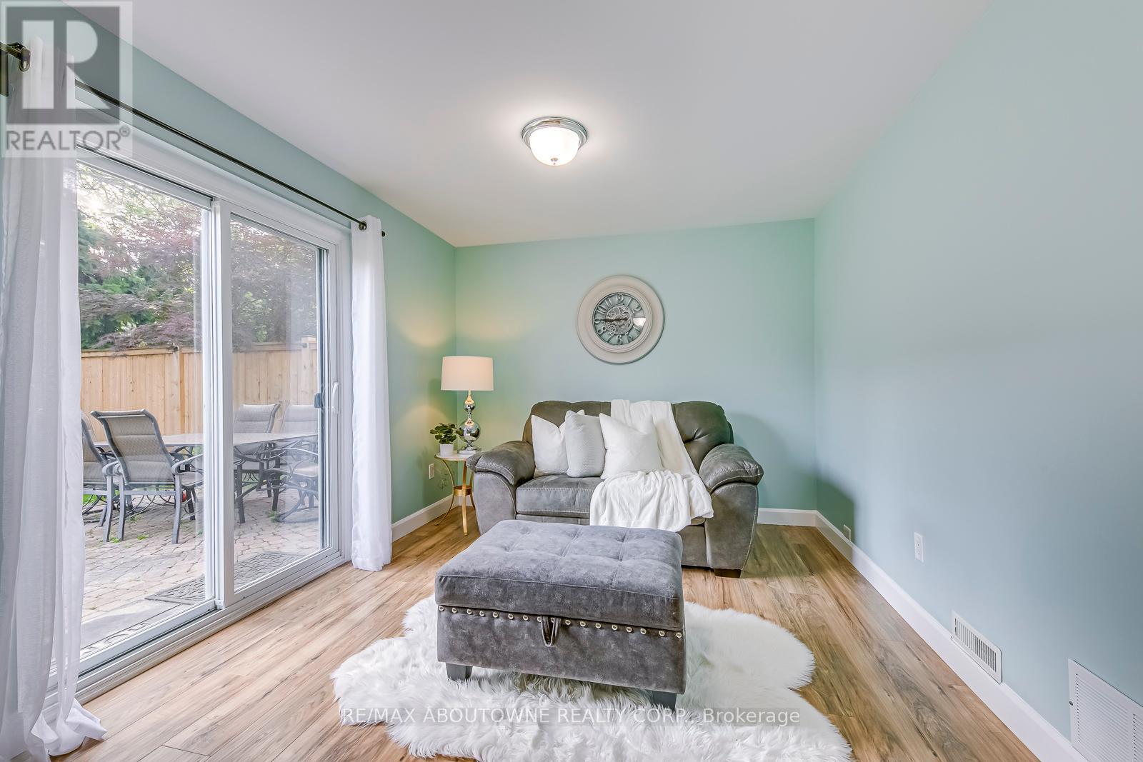 Photo 19 of 2362 Sinclair Circle, Burlington ON