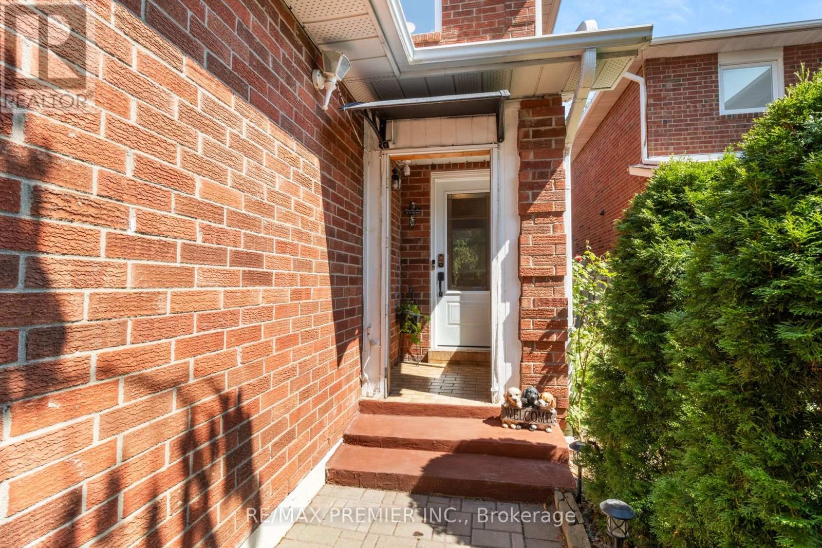 Photo 9 of 26 Ecclestone Drive, Brampton ON