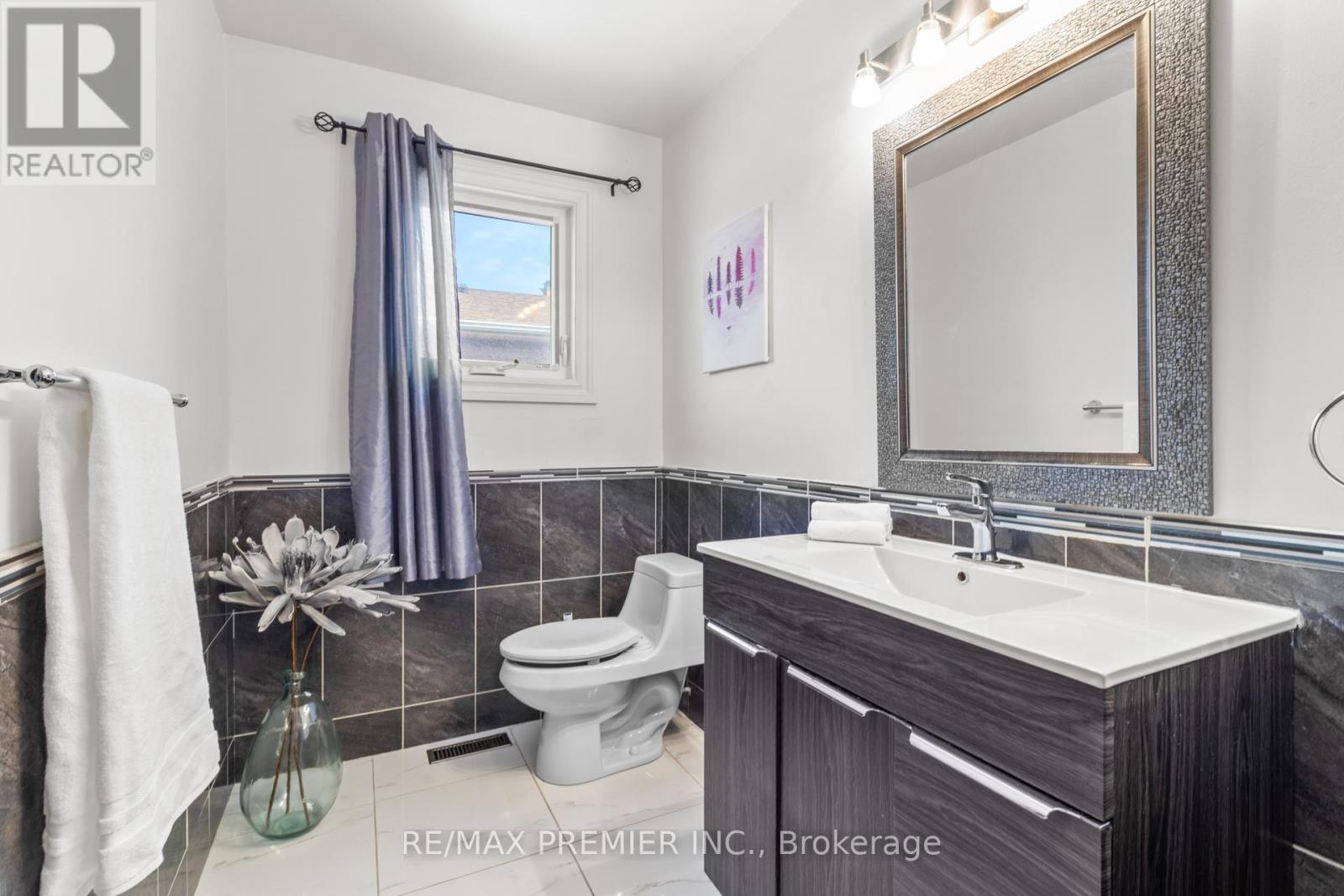 Photo 11 of 26 Ecclestone Drive, Brampton ON