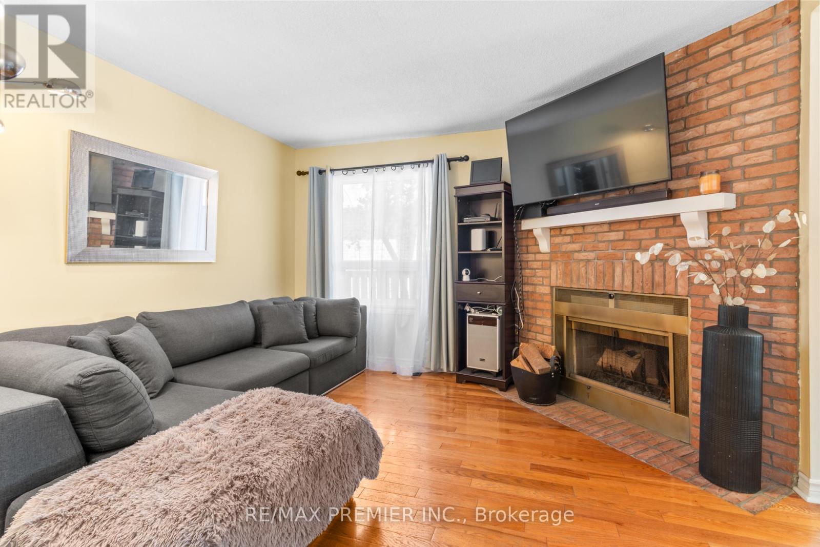 Photo 17 of 26 Ecclestone Drive, Brampton ON