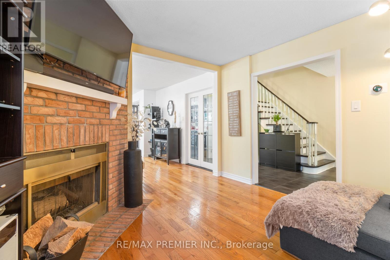 Photo 5 of 26 Ecclestone Drive, Brampton ON