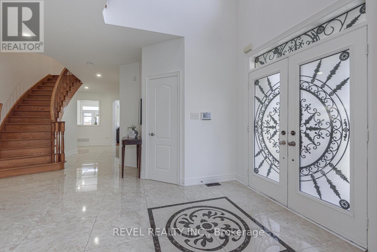 Photo 8 of 56 Redwillow Road, Brampton ON