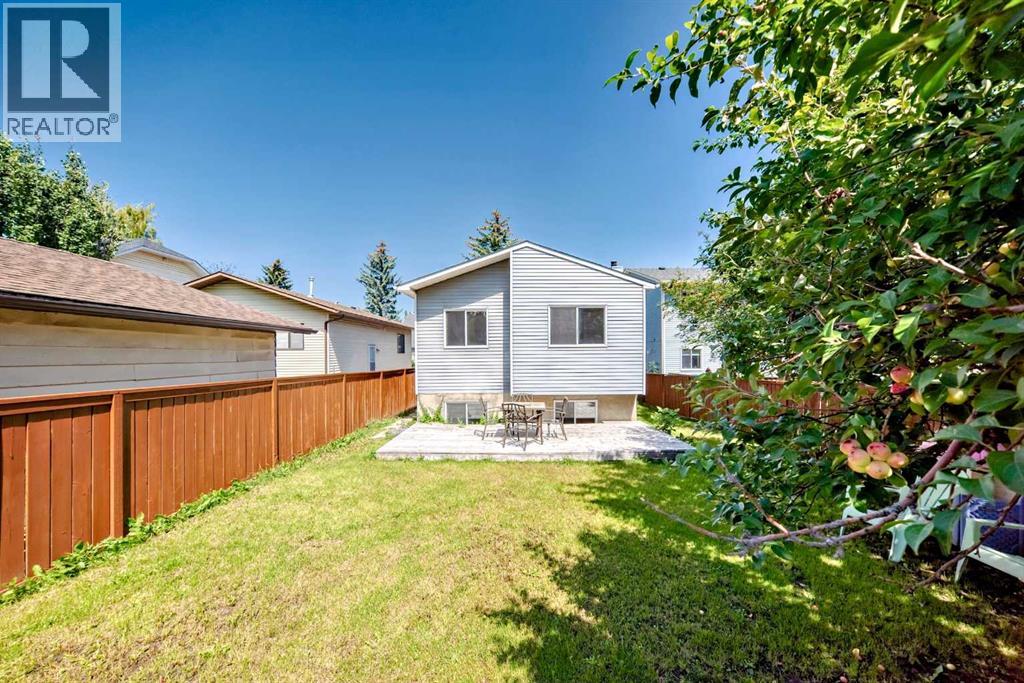 Single Family House 4 Level for Sale in  Sandstone Road NW Sandstone Valley Calgary 