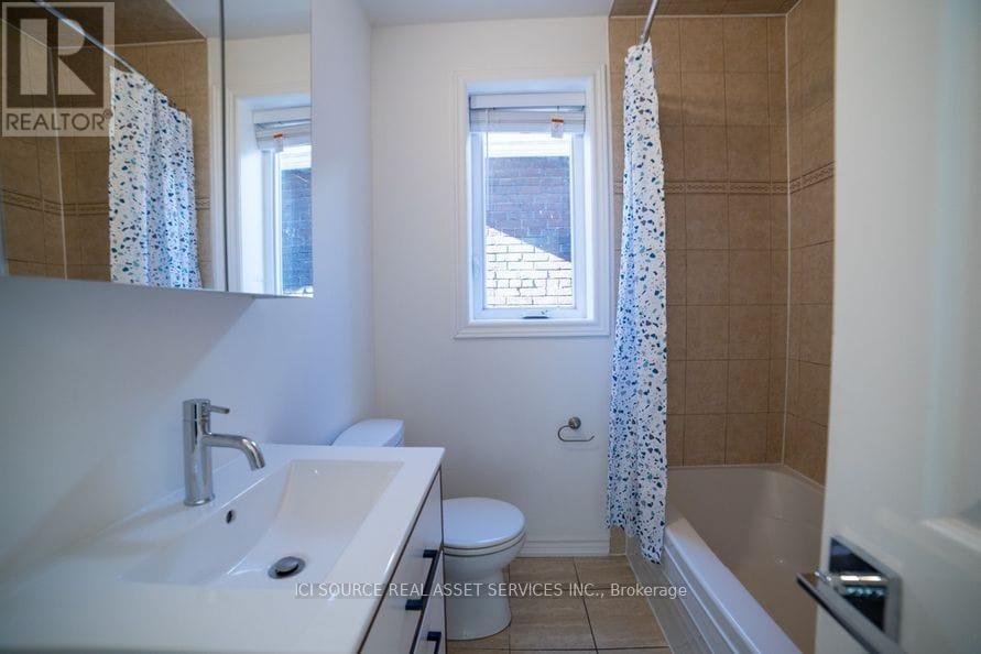 Photo 3 of C 1111 Gerrard Street E, Toronto ON