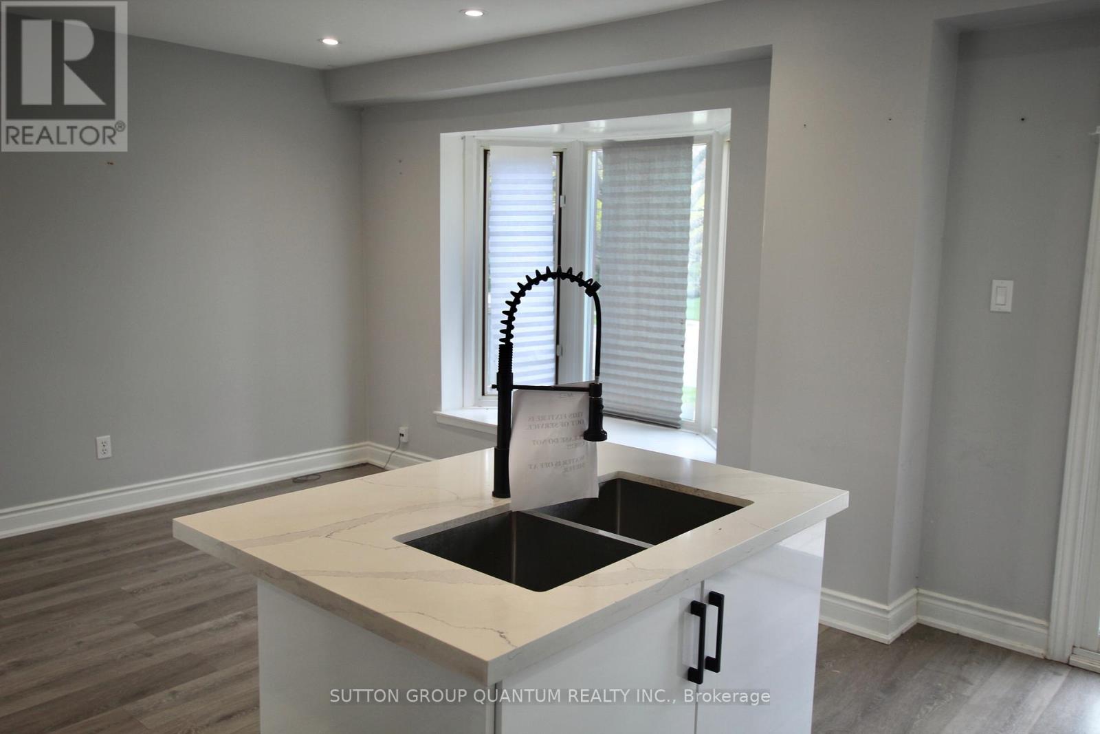 Photo 11 of 25 6780 Formentera Avenue, Mississauga ON