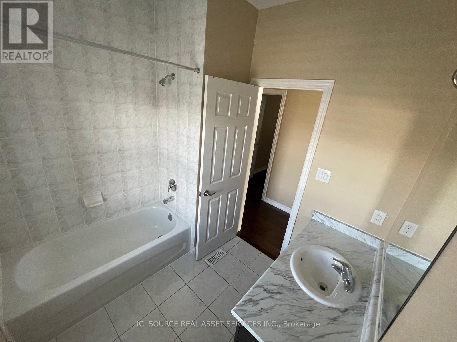 Photo 14 of 393 Royal West Drive, Brampton ON