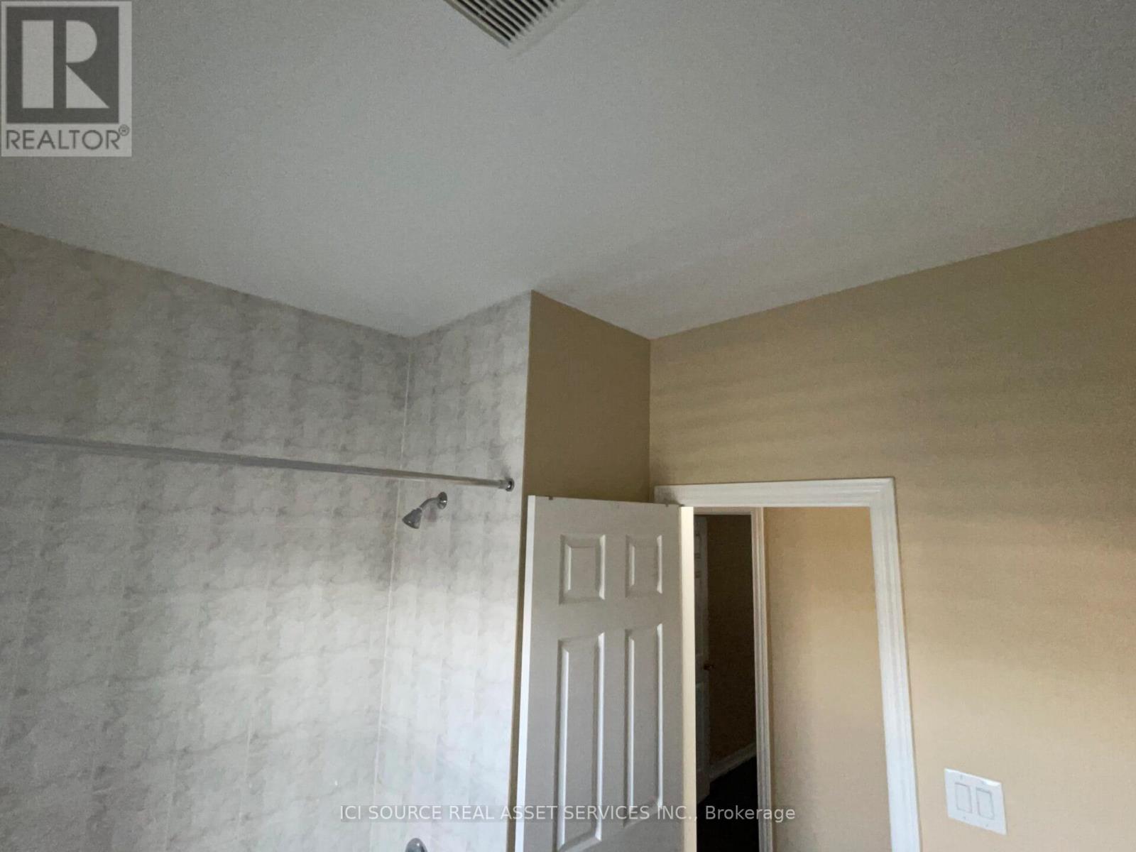 Photo 18 of 393 Royal West Drive, Brampton ON