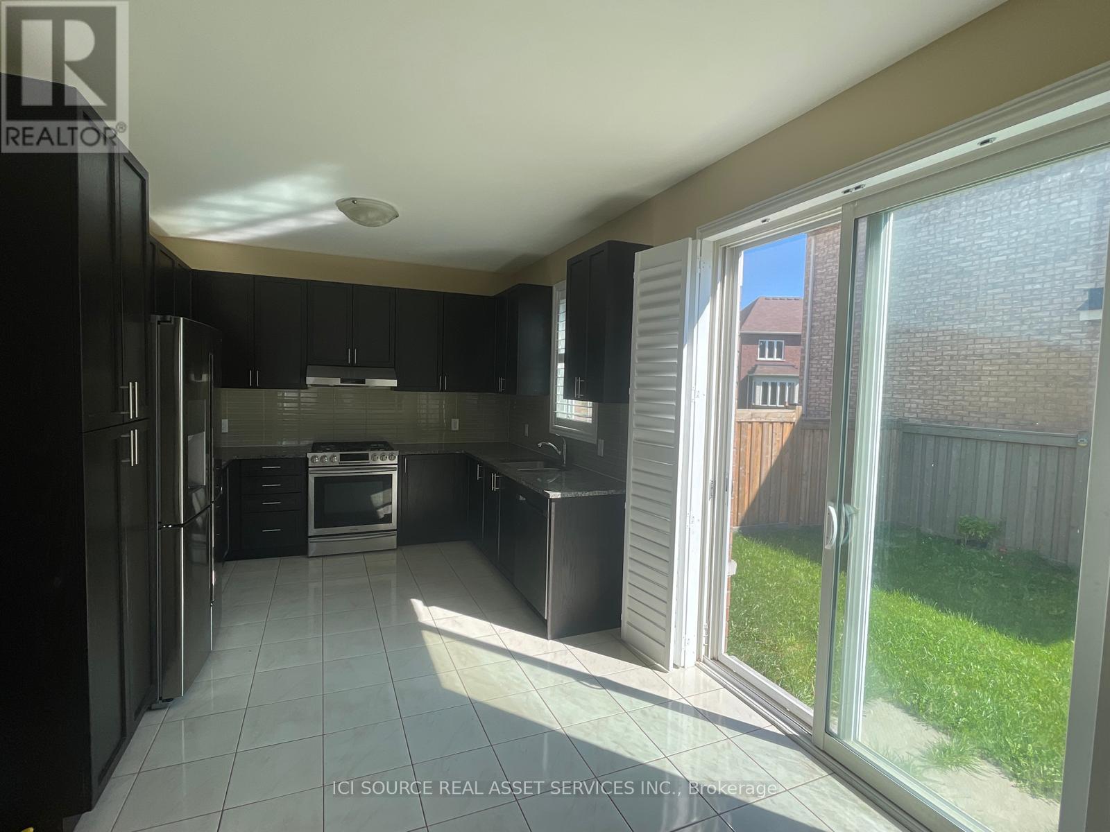 Photo 5 of 393 Royal West Drive, Brampton ON