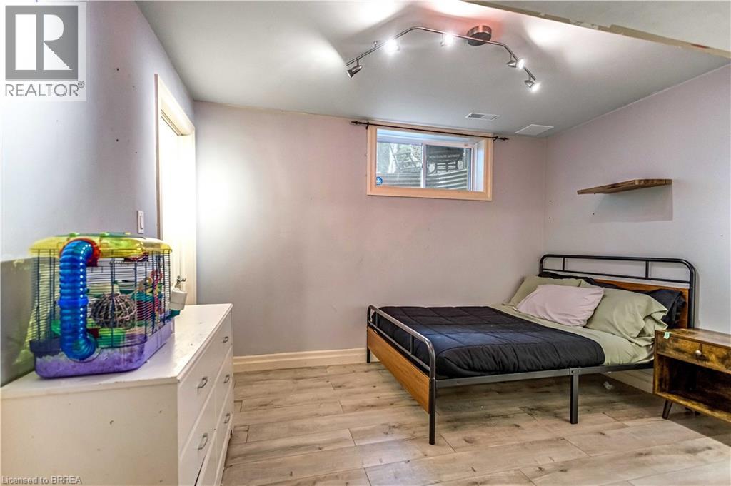 Photo 18 of 144 Glenwood Drive, Brantford ON