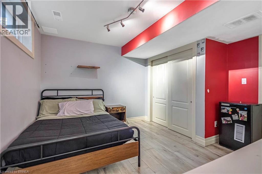 Photo 25 of 144 Glenwood Drive, Brantford ON