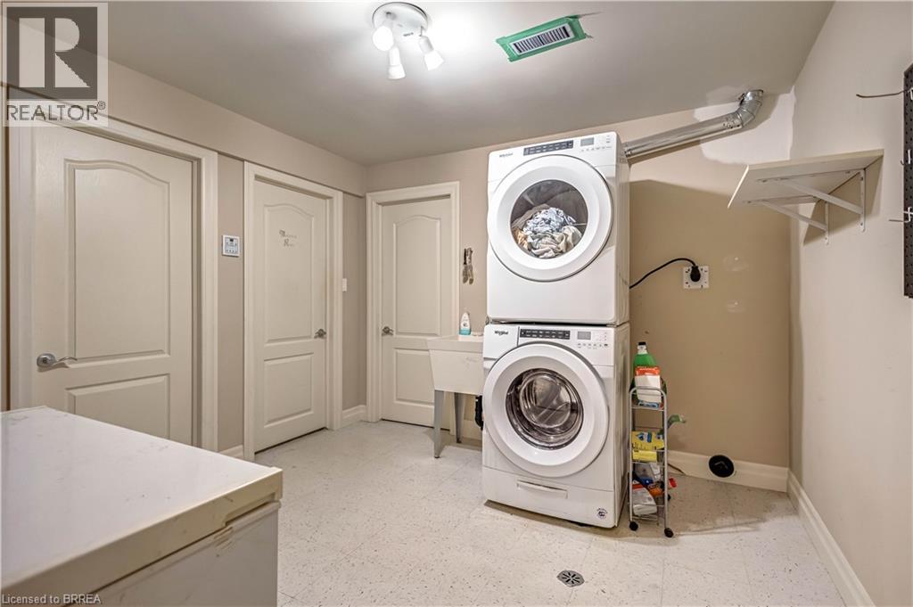 Photo 15 of 144 Glenwood Drive, Brantford ON