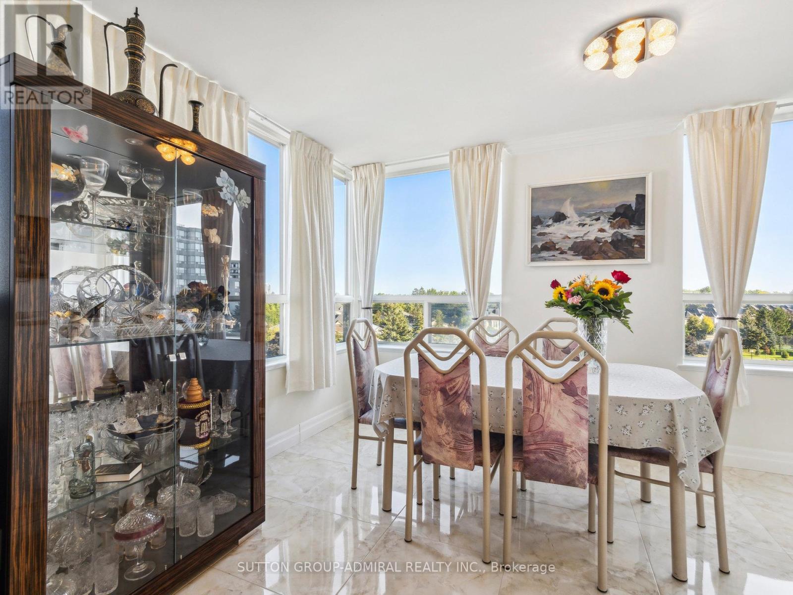 Photo 14 of 604 7 Townsgate Drive, Vaughan ON