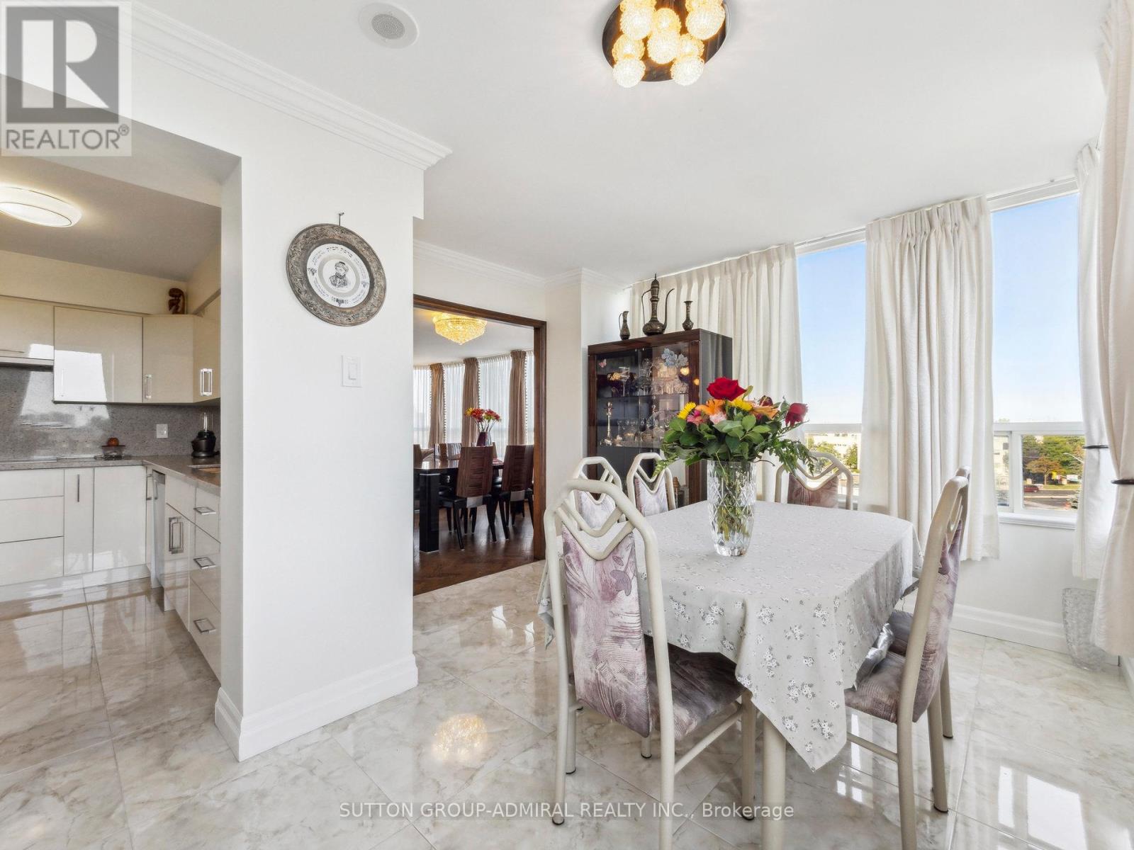 Photo 15 of 604 7 Townsgate Drive, Vaughan ON