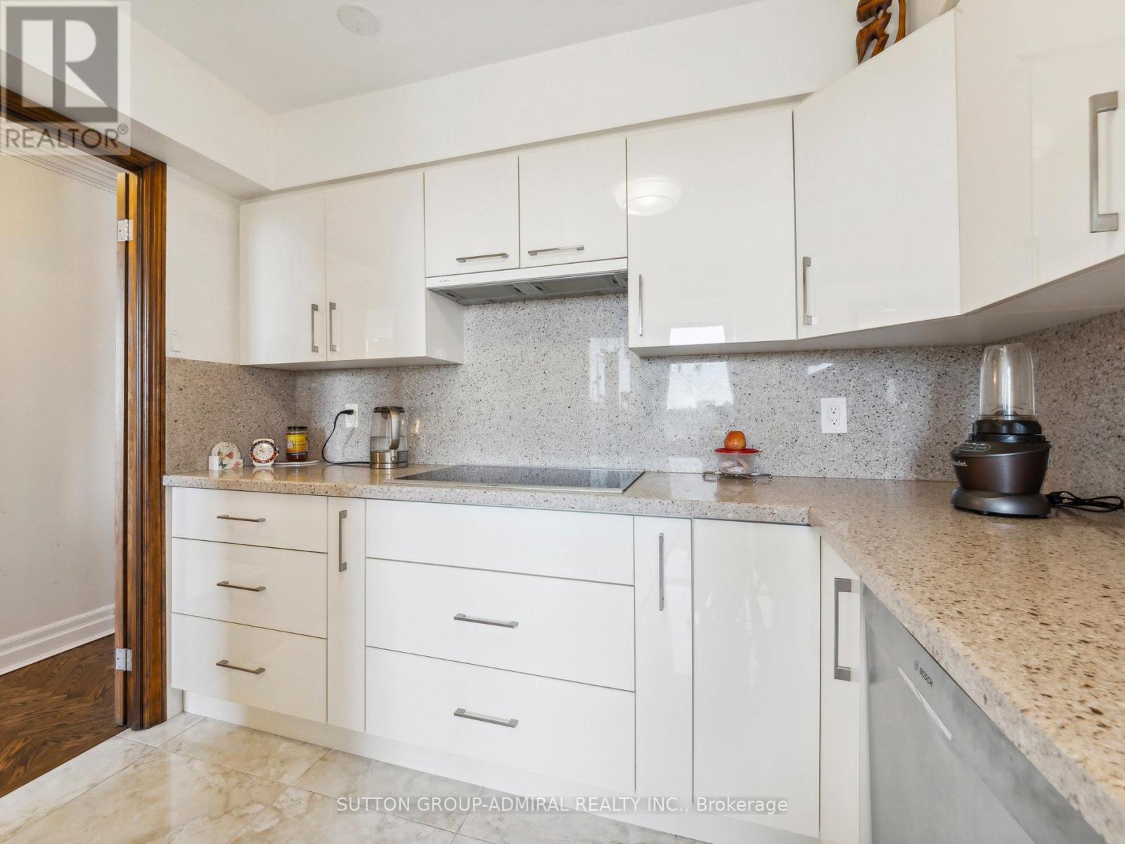 Photo 17 of 604 7 Townsgate Drive, Vaughan ON
