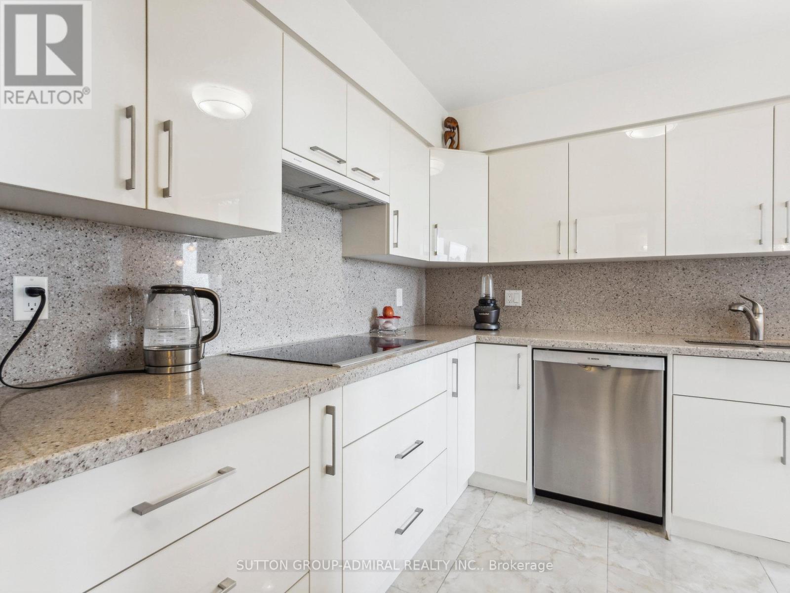 Photo 18 of 604 7 Townsgate Drive, Vaughan ON