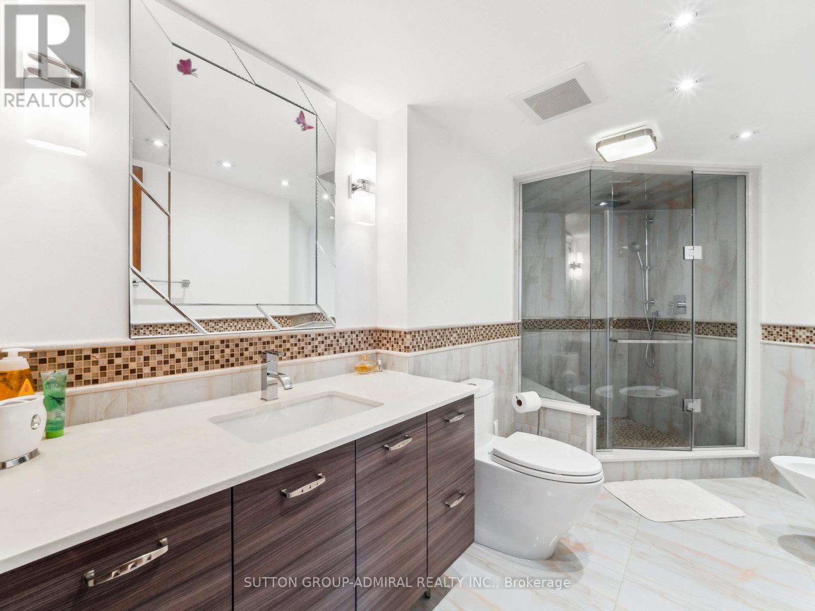 Photo 7 of 604 7 Townsgate Drive, Vaughan ON
