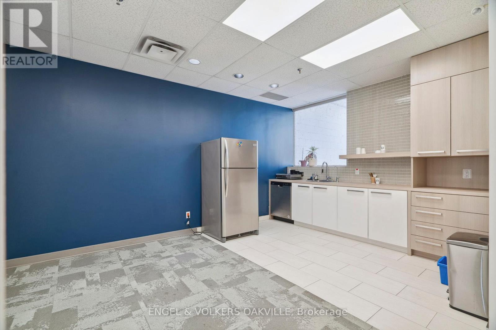 Photo 15 of 125 Lakeshore Road E, Oakville ON