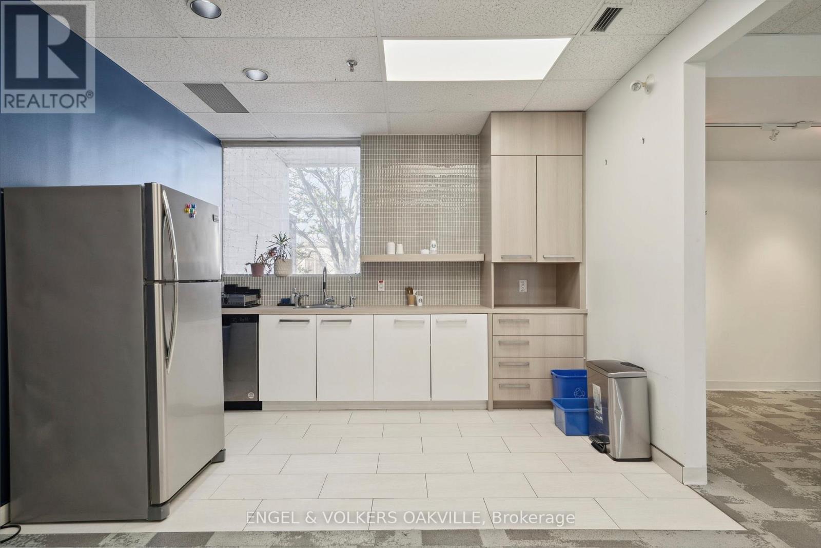 Photo 16 of 125 Lakeshore Road E, Oakville ON