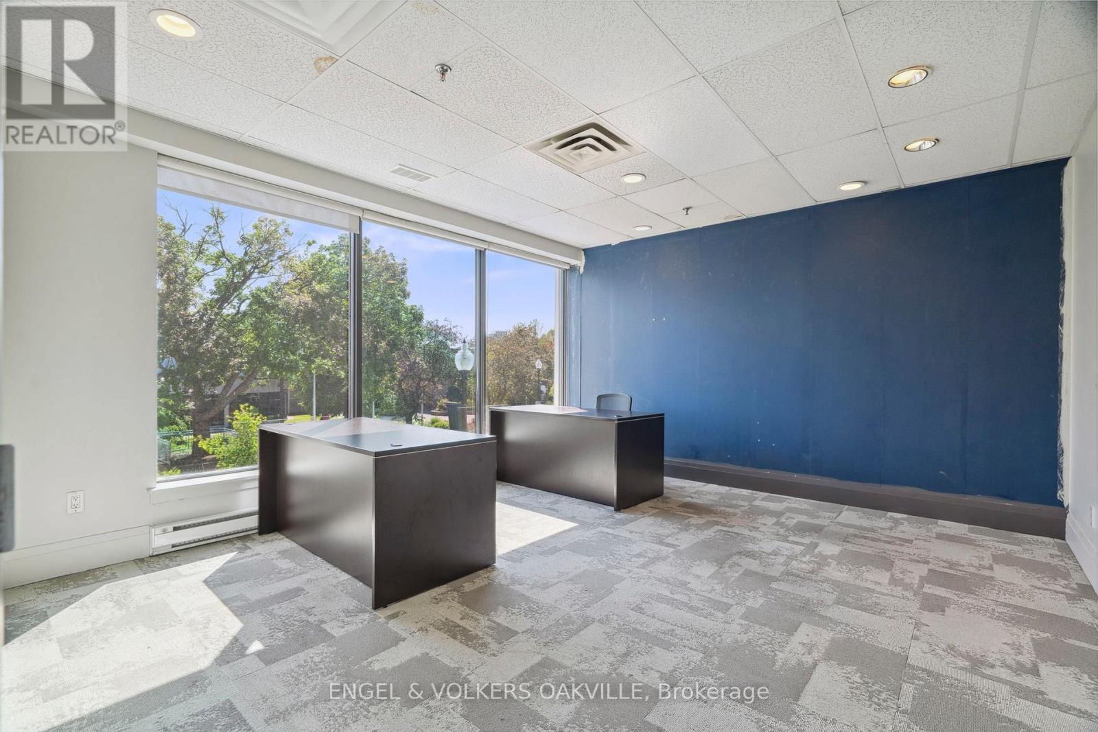 Photo 17 of 125 Lakeshore Road E, Oakville ON