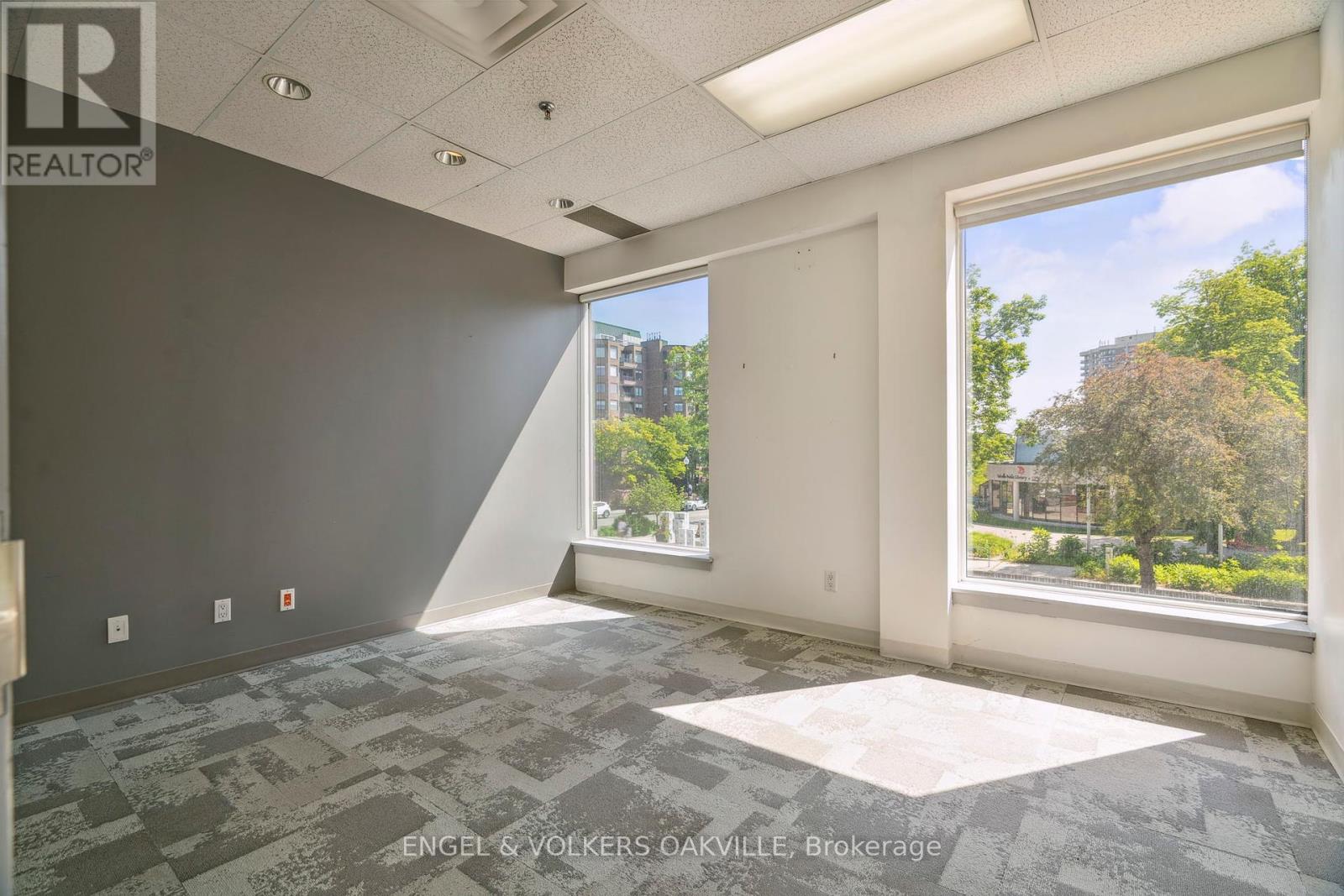 Photo 19 of 125 Lakeshore Road E, Oakville ON